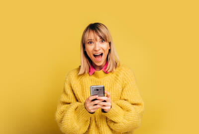 girl_with_smartphone